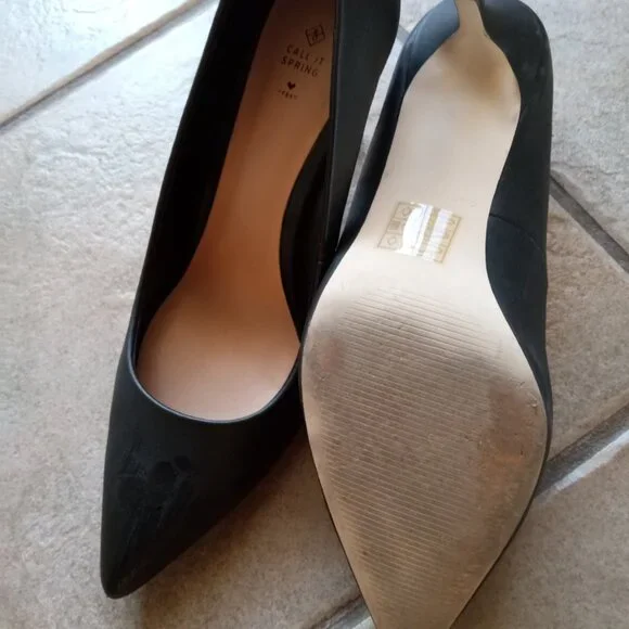 Black Pumps - Picture 3 of 4